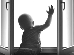В Миассе 2-летний ребенок разгуливал по подоконнику на 9 этаже